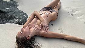 Бывший «ангел» Victoria’s Secret снялась обнаженной на пляже