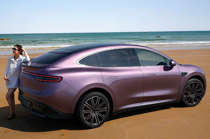 Пробег на одной зарядке достигает 855 километров по стандарту WLTP. Интерьер почти без изменений позаимствован у S7. В комплектацию включат мультимедиасистему на HarmonyOS от Huawei, «умную» функцию автономного управления Qiankun ADS 3.0 и 4D-радар миллиметрового диапазона.