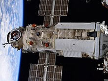 Едят и смотрят фильмы: как изменились взаимоотношения космонавтов РФ и США на МКС