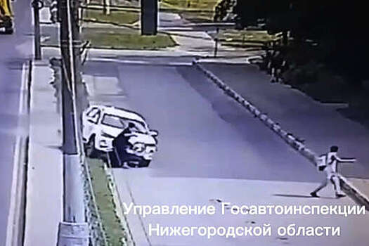 В Нижнем Новгороде каршеринг сбил пешехода и врезался в дом, ДТП попало на видео