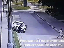 В Нижнем Новгороде каршеринг сбил пешехода и врезался в дом, ДТП попало на видео