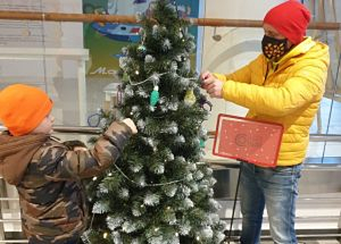 Папы вместе с детьми смастерили новогодние игрушки в Алтуфьеве