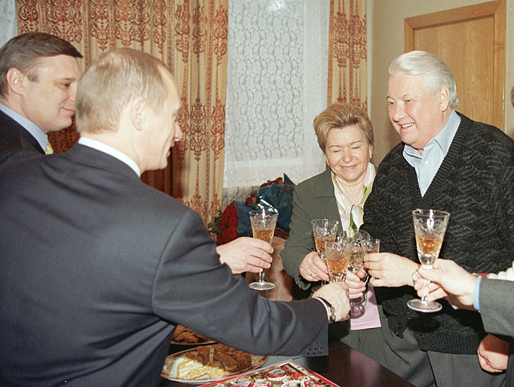 Борис Ельцин в день своего 70-летия. На фото: председатель правительства РФ Михаил Касьянов, президент России Владимир Путин, Наина Ельцина и Борис Ельцин, 2001 год
