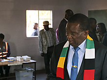 Действующего президента Зимбабве переизбрали на второй срок