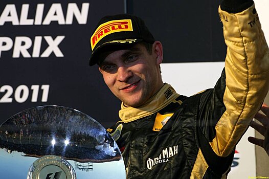 Восемь лет назад Виталий Петров стал первым российским гонщиком, который поднялся на подиум "Формулы-1"