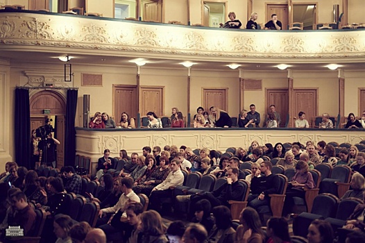 Два нижегородских театра запустят тифлокомментирование спектаклей для незрячих людей