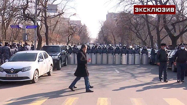 У здания правительства в Ереване правоохранители вышли с щитами и в полной экипировке