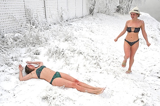 Любители зимнего плавания искупались в Енисее при минус 30