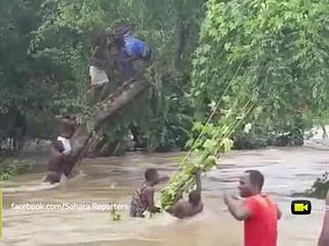 Потоп в Нигерии: вода смывала дома, люди спасались на деревьях