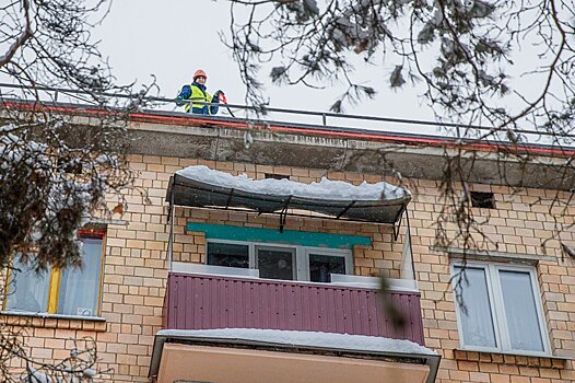 Ход капитального ремонта кровель жилых домов в поселке Барвиха проверил Андрей Иванов