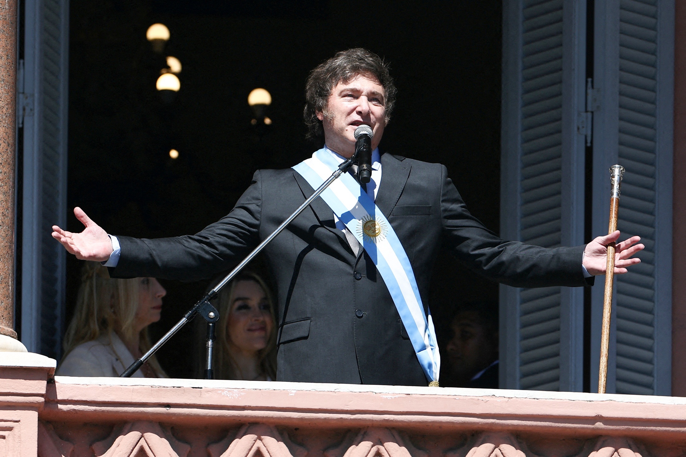Президент Аргентины Милей спел песню перед 11-тысячным стадионом