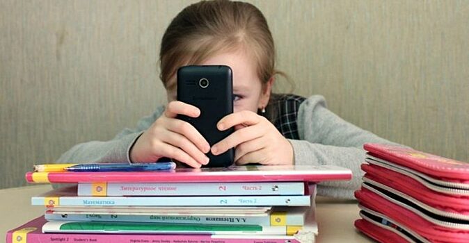 У крымских школьников не будут забирать телефоны