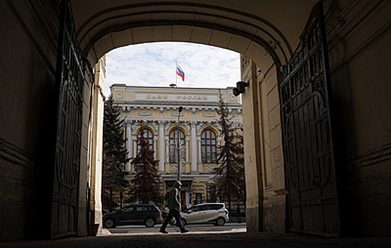 Депутат попросил ЦБ разобраться со списанием всех средств с карты участника СВО