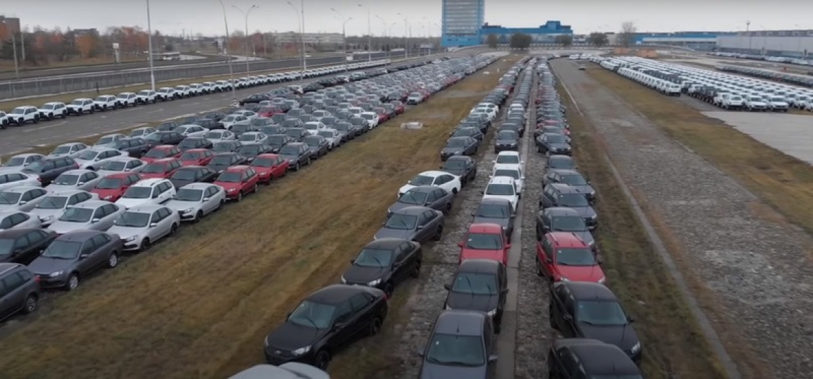 Новости автомира: почти 10 000 некомплектных автомобилей Lada Granta заполнили территорию АвтоВАЗа