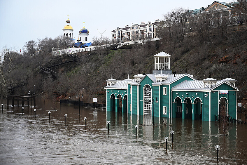 Затопленная набережная в Оренбурге, 10 апреля 2024 года