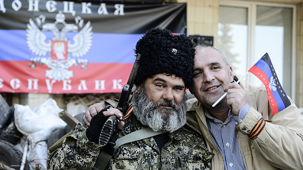Александр Можаев по прозвищу "Бабай" фотографируется с мужчиной на фоне флага Донецкой Народной Республики