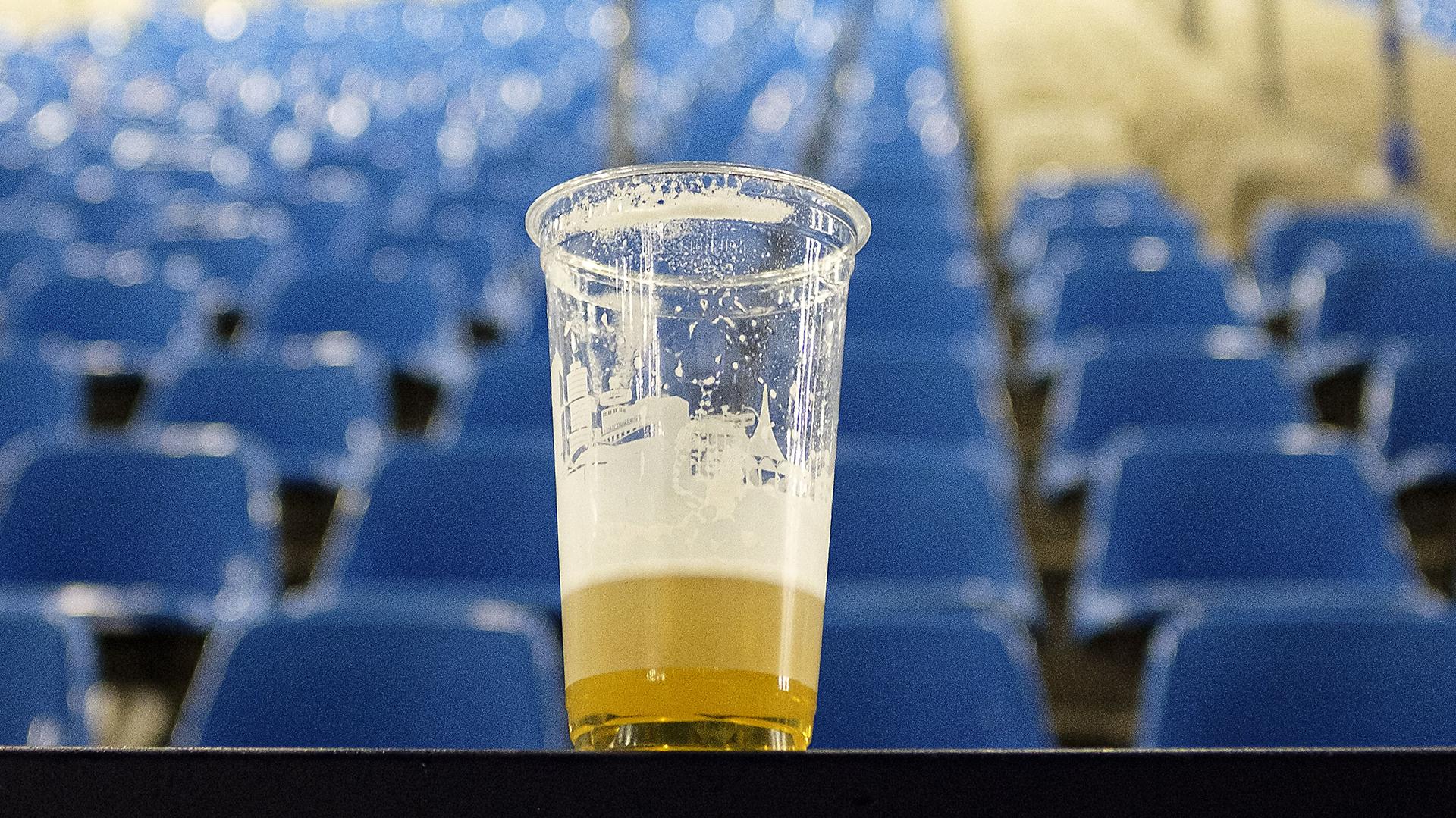 В США болельщики бойкотируют пиво Bud Light из-за контракта компании с трансгендером
