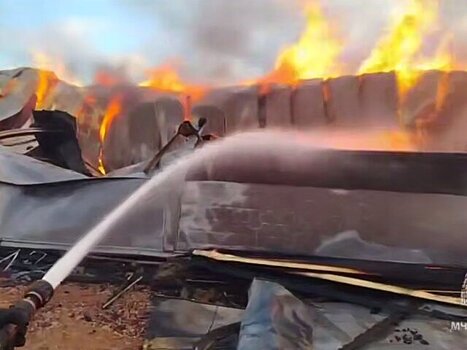 Склад со строительными материалами загорелся в Подмосковье