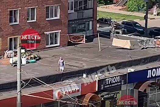 Россиянка превратила крышу магазина в дачу и попала на видео