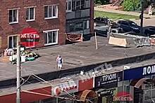 Россиянка превратила крышу магазина в дачу и попала на видео