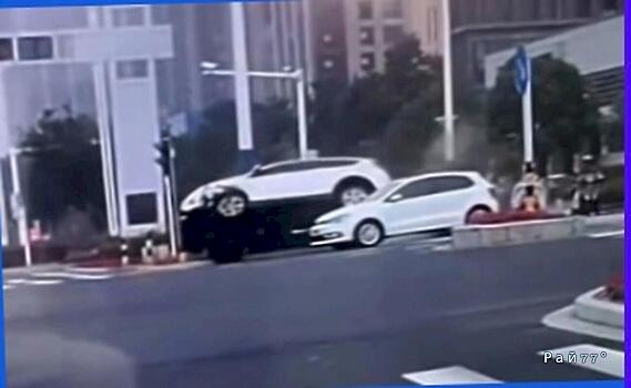 Водитель внедорожника не успел объехать легковушку и прокитился прямо по её крыше