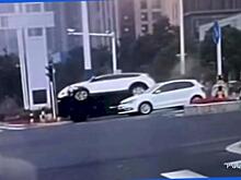 Водитель внедорожника не успел объехать легковушку и прокитился прямо по её крыше