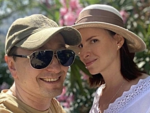 Сергей Безруков забрал жену и сына из роддома