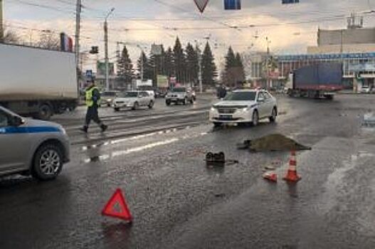 В Новосибирске водитель за рулем большегруза насмерть сбил женщину