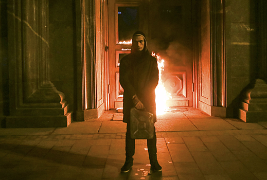 Павленский поджег Банк Франции