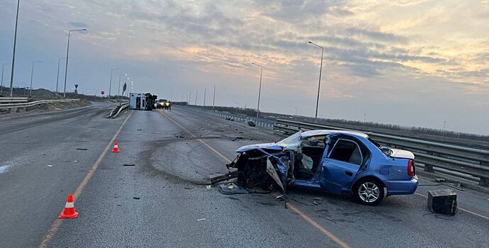 Мужчина пострадал в лобовом ДТП легковушки и грузовика под Ростовом