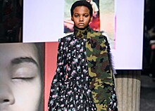 Девочка выросла: бренд Miu Miu представил в Париже коллекцию из романтичных платьев с военными бушлатами и камуфляжными шарфами