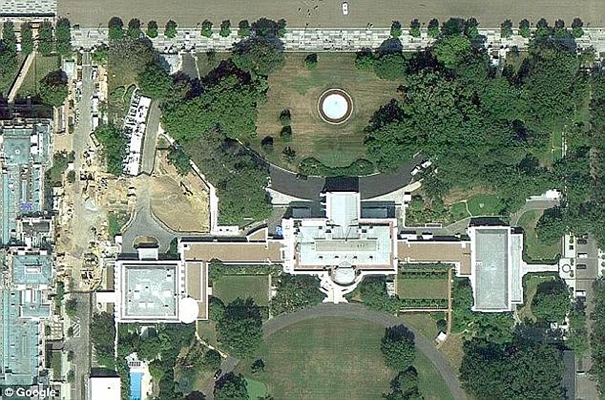 Один из самых известных «секретных бункеров» расположен в Белом доме. Он был построен в 1950-х годах и был впервые использован 11 сентября 2001 года