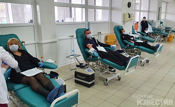 Полицейские сдали кровь для больниц Курской области