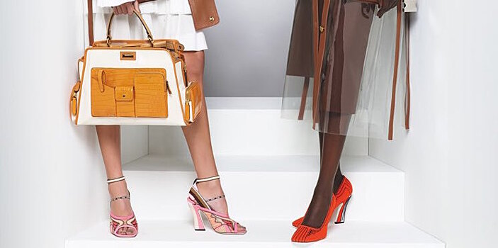 С квадратным мысом, необычным каблуком и не только: 25 пар актуальной и нескучной обуви, как на показах Prada, Versace и других брендов