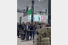 Сотни пассажиров оказались заблокированы в зале прилетов в российском аэропорту