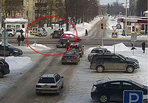 В Рыбинске две машины вылетели на тротуар: под колеса попали пешеходы
