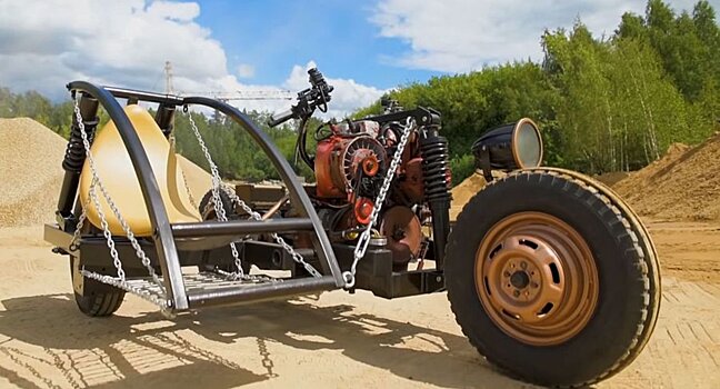 Байк-самоделка с тракторным мотором и коляской из автобусной остановки