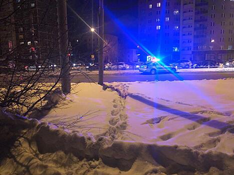 В Екатеринбурге водитель Lada Largus сбил ребенка, который перебегал дорогу в 10 метрах от «зебры»