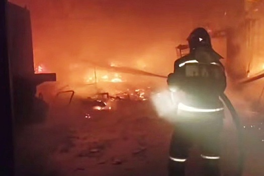 Крупный пожар произошел в мебельных цехах под Иркутском