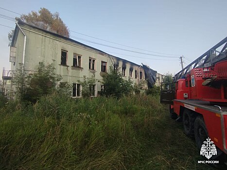 Пламя охватило здание общежития в Костромской области