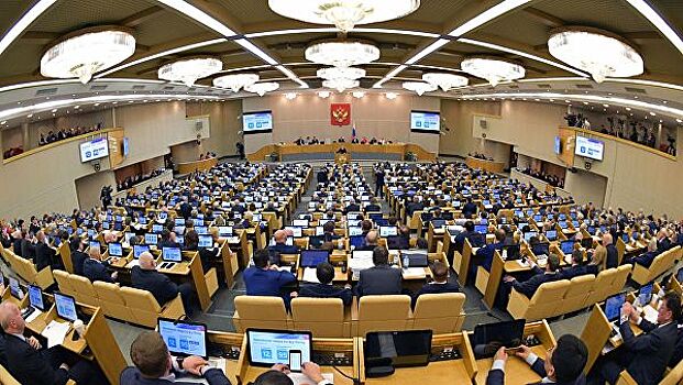Госдума приняла во II чтении законопроект о платежах по картам
