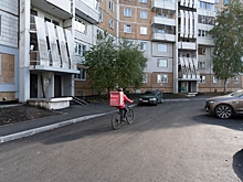 Анисимов показал ход капремонта двора на Ленинградском в Кемерове