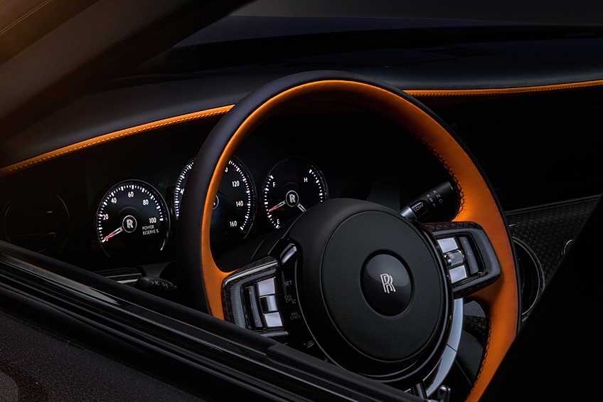 При запуске мотора здесь появляются 940 «звёзд», имитируя корону вокруг лунного диска, а рядом с ними зажигаются ещё 192 «звезды». Продолжается световое шоу 31 секунду: это предельная длительность солнечного затмения в реальности. На передней панели лазером выгравированы изображения 1846 звёзд. Часы украшает бриллиант в полкарата.