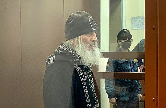 Процесс по делу экс-схиигумена Сергия закрыли после того, как прокурора окропили святой водой