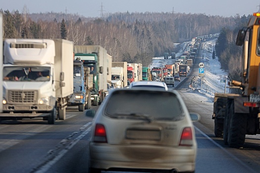 На Урале дорожные компании отказались отвечать за снежные заторы на трассах