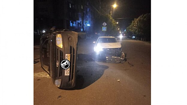 На улице Чкалова в Пензе перевернулась «Лада»