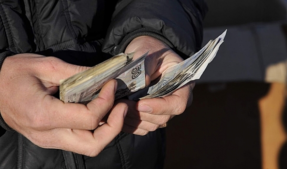 87-летняя волгоградка прямо у дома передала курьеру мошенников 335 тысяч рублей