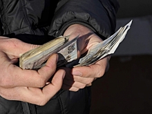 87-летняя волгоградка прямо у дома передала курьеру мошенников 335 тысяч рублей