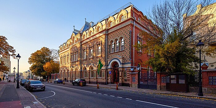 Улица как выставка. Ищем на Большой Никитской летучих мышей и гиппокампусов