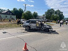 Сотрудники МЧС спасли ребенка из автомобиля после ДТП в Оренбургской области